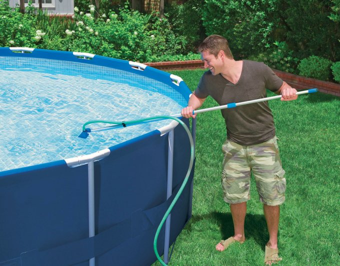 pool cleanign 8239